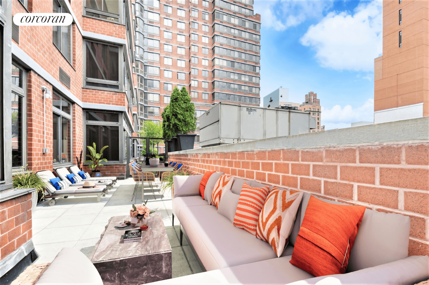 LOCATION ! ! LARGE PRIVATE TERRACE !