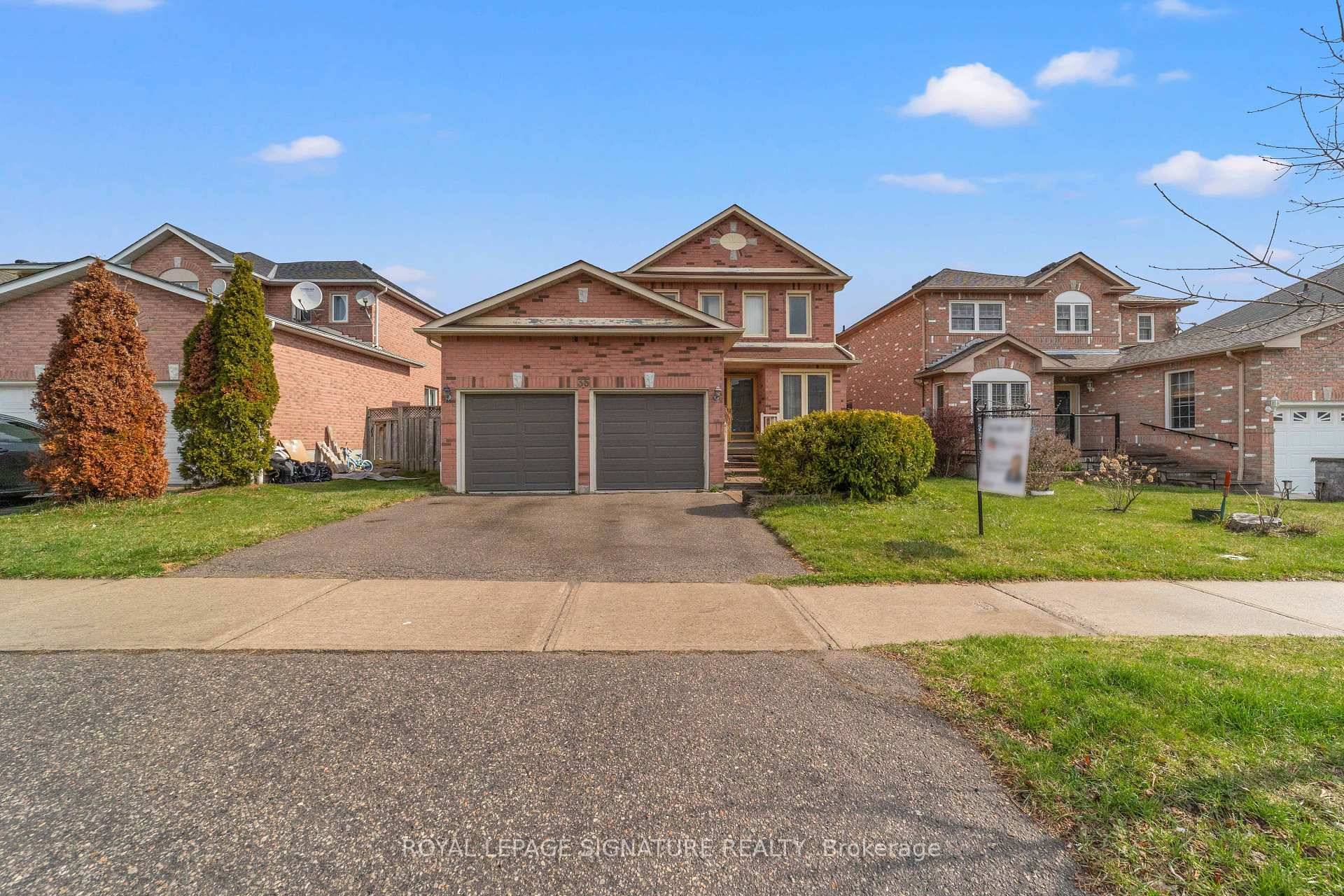 Welcome to this incredible 4 bedroom, 3 bathroom gem in the highly sought after Williamsburg neighbourhood !