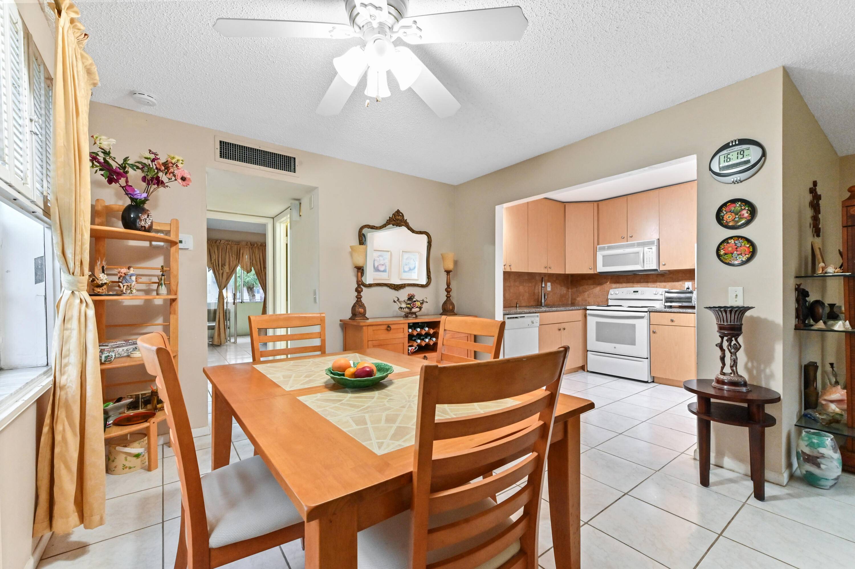This distinctive condominium in the lively Kings Point active adult community in Delray Beach, Florida, is a splendid base for your vibrant lifestyle.