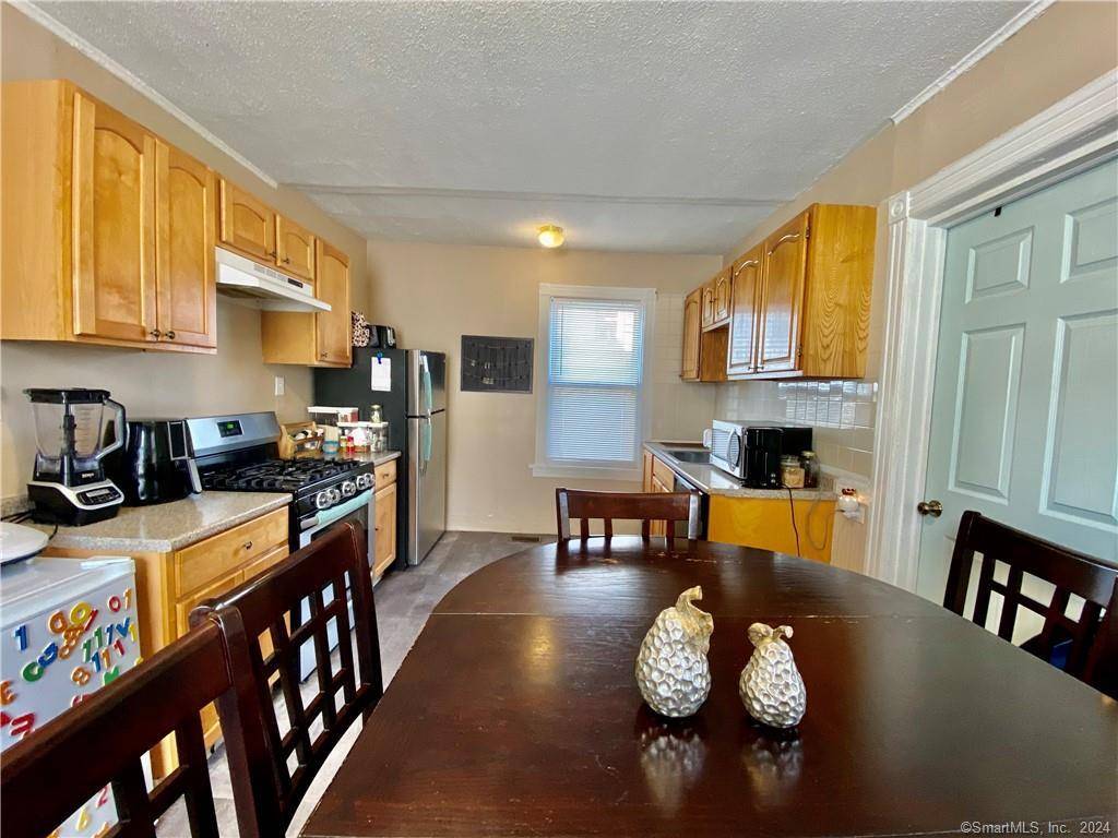 Waterside Single Family Home with 3 to 4 Bedrooms, 2 Full Baths.