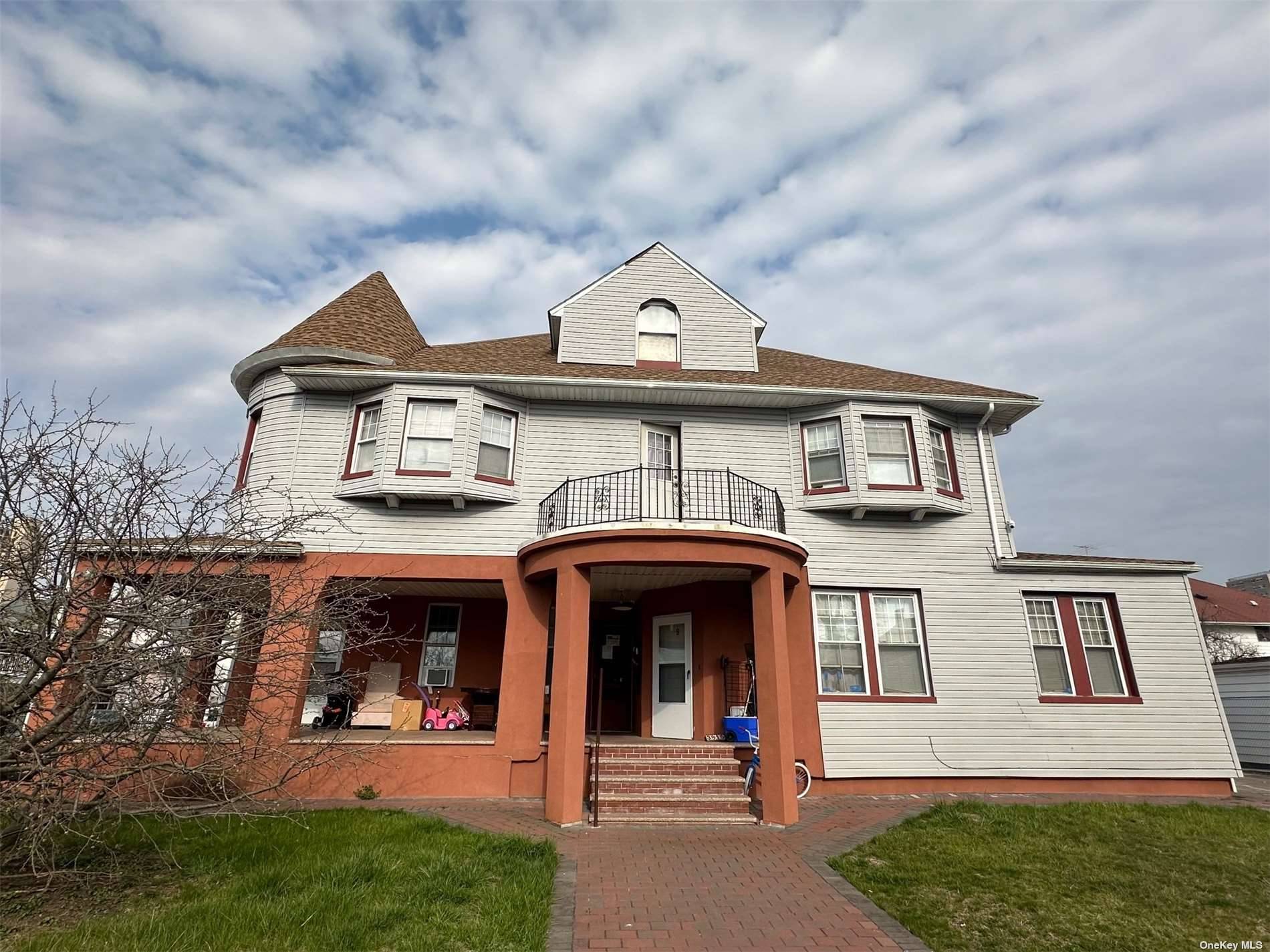 Investors delight, legal 10 dwelling fully detached, located in the highly desirable Seagate Beach area, high income investment opportunity, yearly income is about 128, 000, rent roll upon request, plenty ...