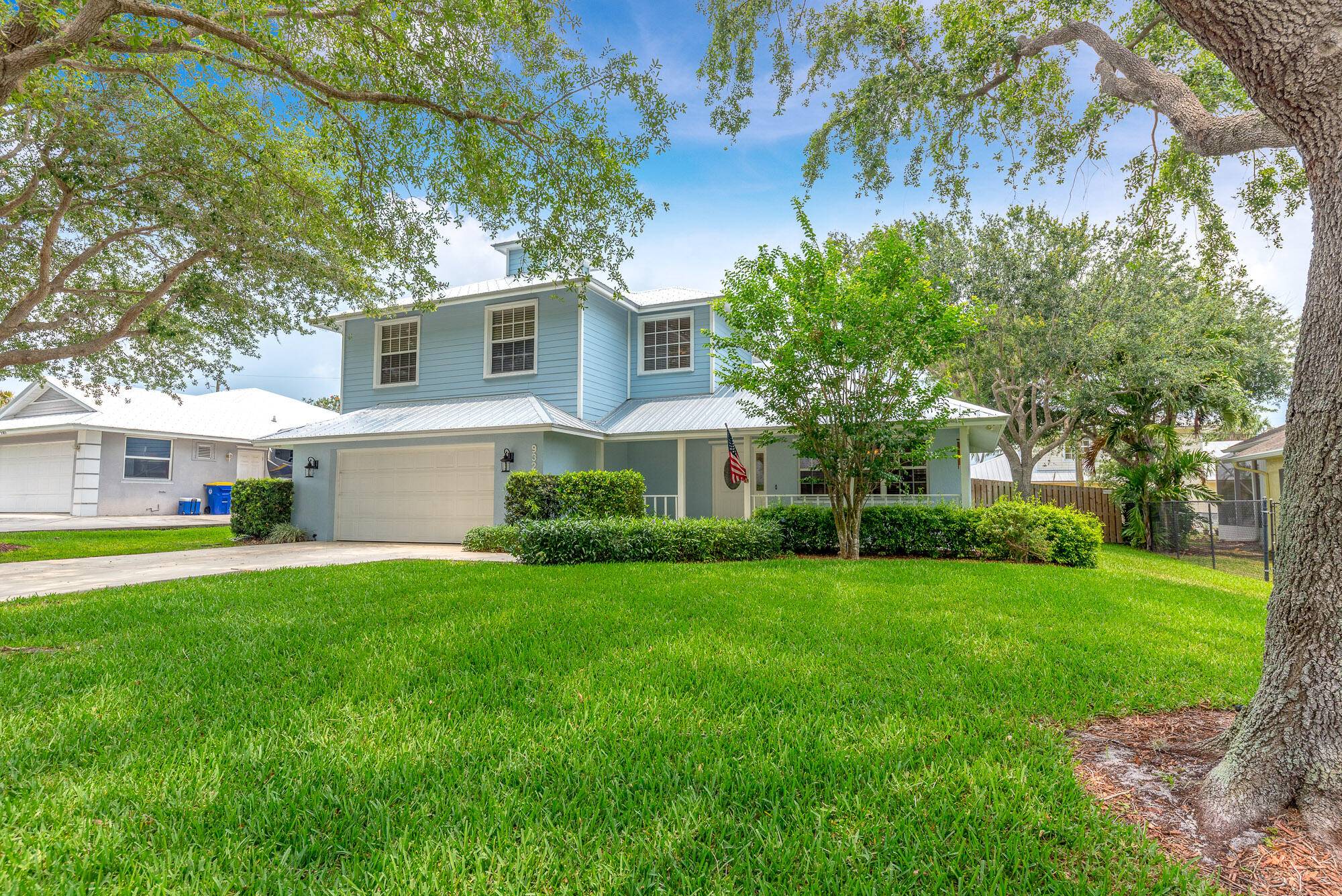 This inviting 2910sqft, 4 bedroom, 3 1 2 bath, CBS home features stunning real hardwood oak flooring and volume ceilings throughout.