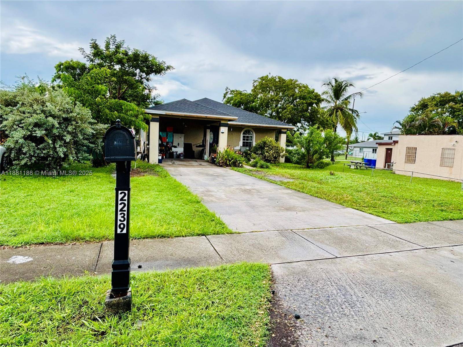 Come tour this well maintained 3Bed 2BA Home in Hollywood.