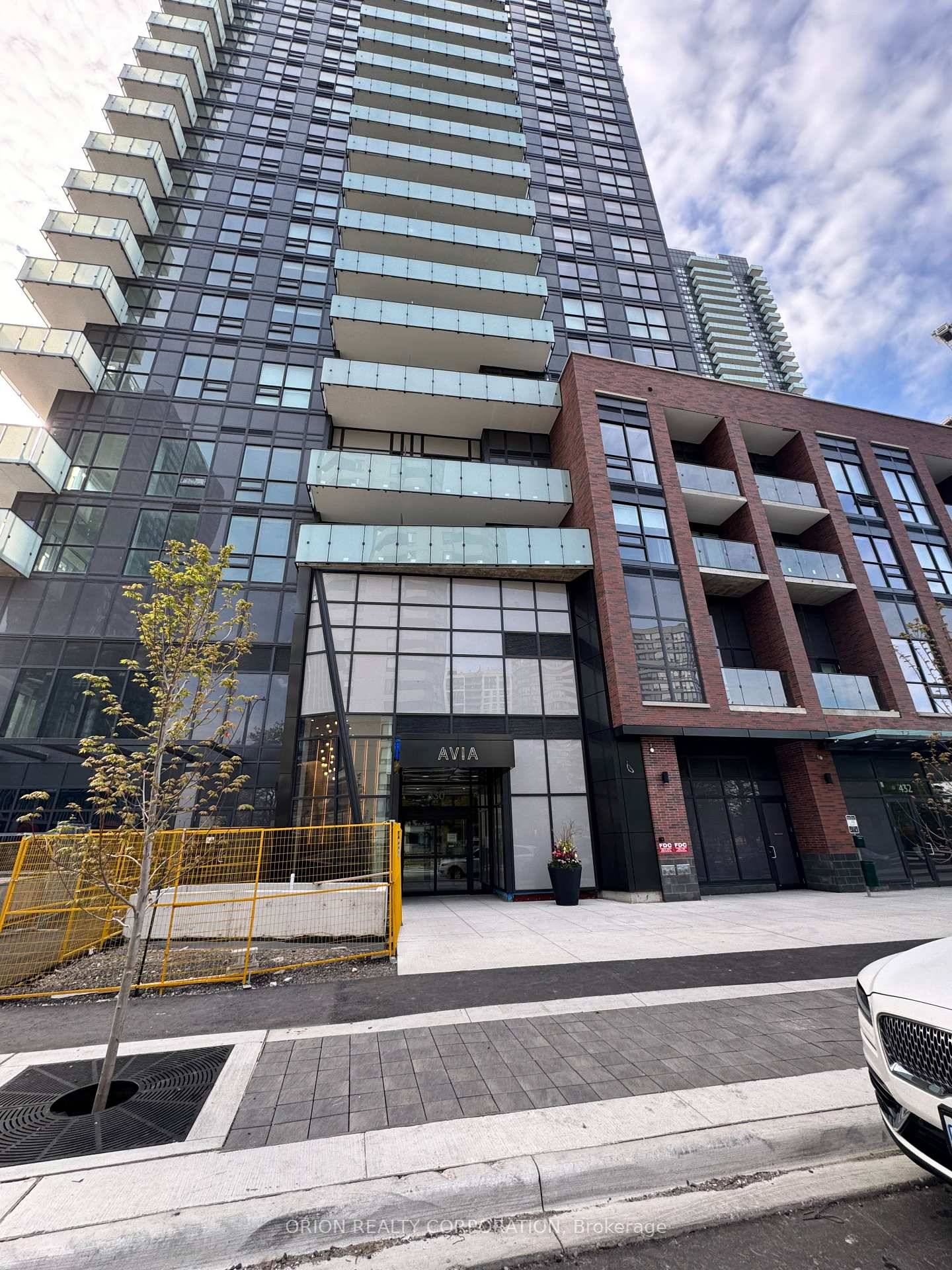 Welcome to this 'BRAND NEW, NEVER LIVED IN' bright and spacious 1 Bed Den with 10ft ceiling height right in the heart of downtown Mississauga !