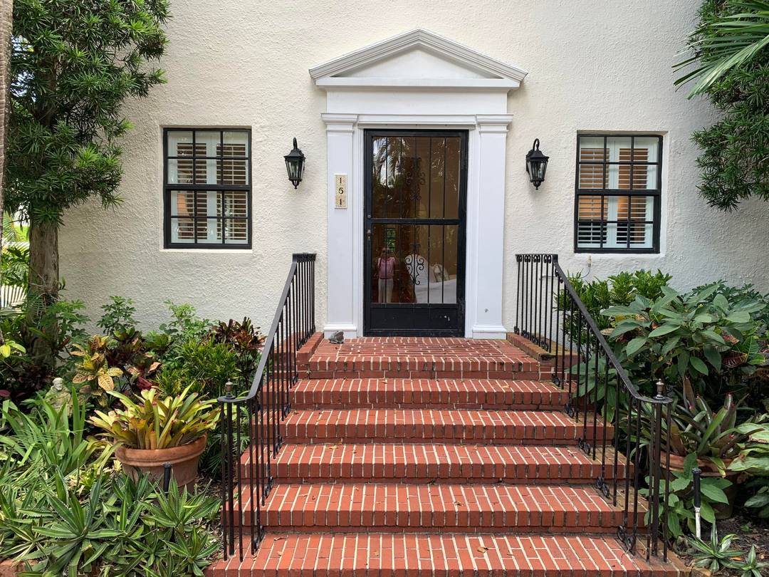 Freshly furnished ! An unbelievable find in the ocean block between Clarke and Barton Avenues, this intimate two bedroom two bath apartment is the perfect spot for dipping a toe ...