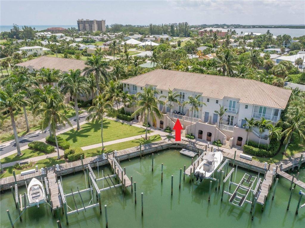 Luxurious waterfront townhouse in Thumb Point with boat dock.