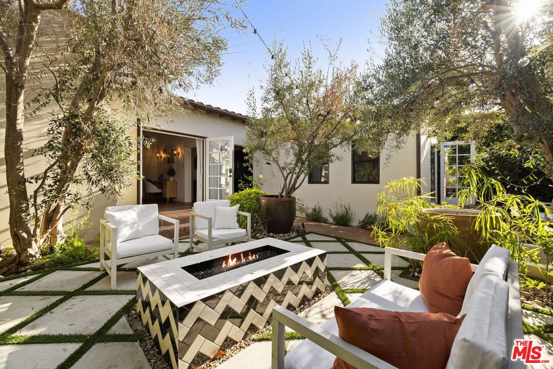 7416   Rosewood Ave 2BR Hancock Park La