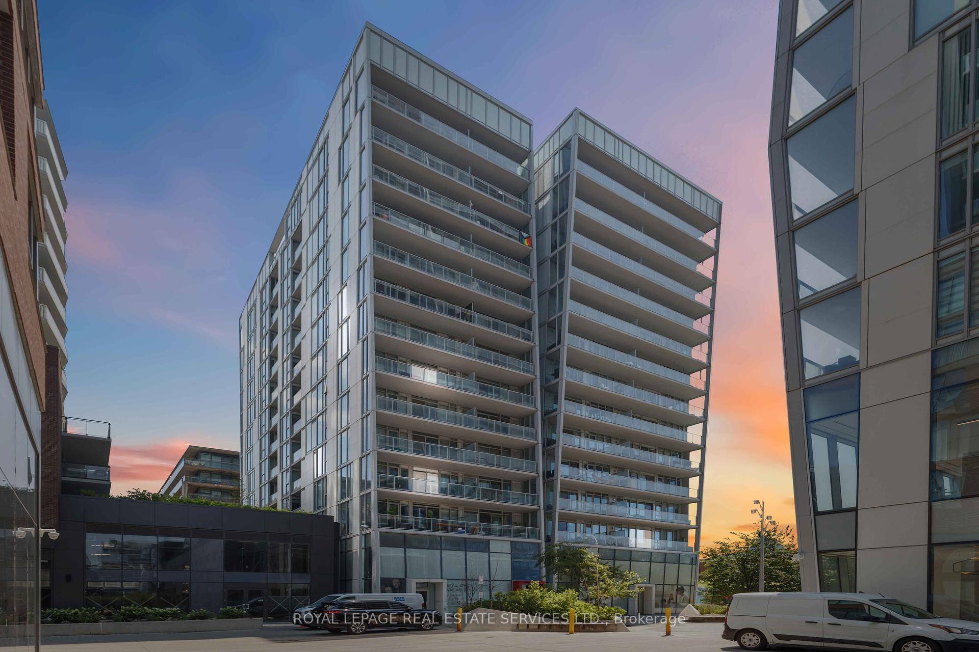 Dream Condo Alert ! Experience urban living at its finest in this spacious corner unit at Riverside Square Condos in South Riverdale.
