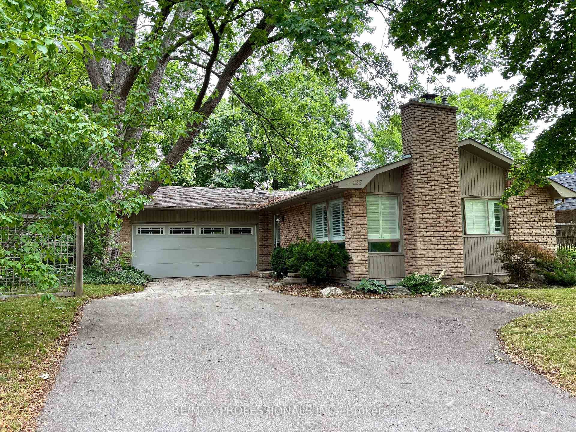 Discover this bright bungalow tucked away on a serene crescent in one of Oakville's most desirable neighbourhoods.