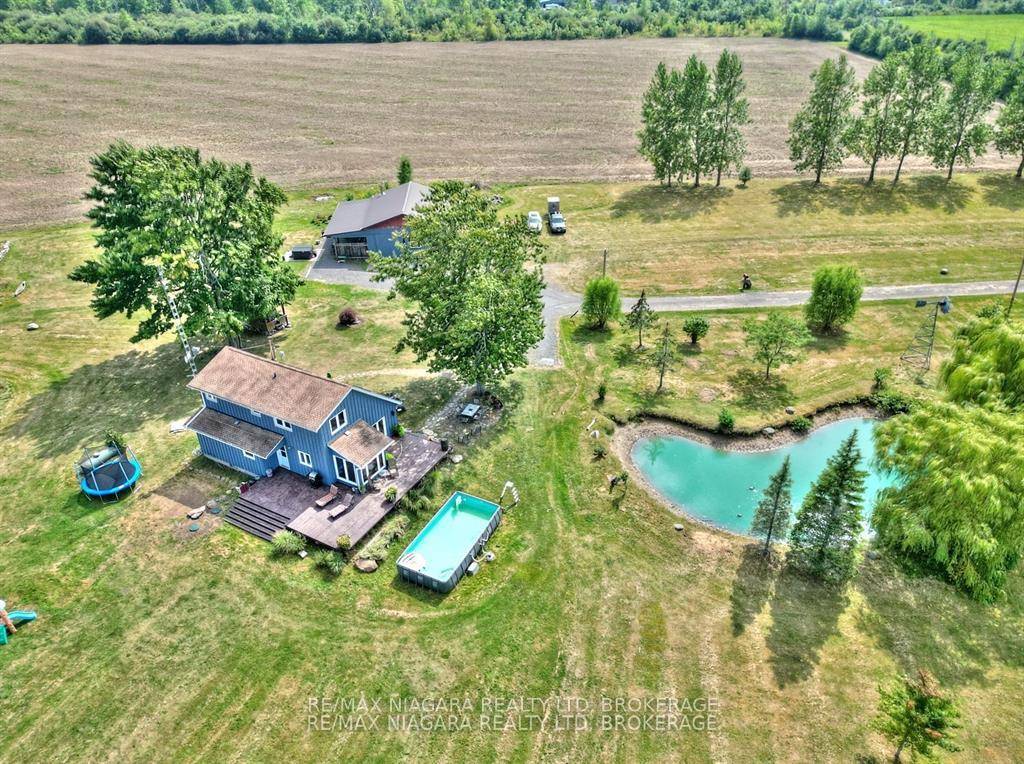 If your heart belongs in the country but you want to be close enough to the city and beaches, this is absolutely your chance for a dream location.