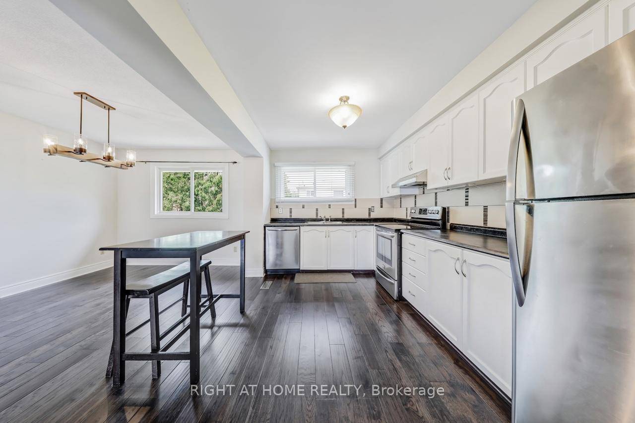 End Unit Townhouse in Brampton Prime Location !