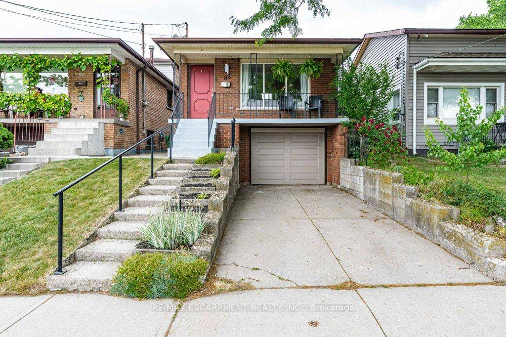 Parkside backsplit fully renovated, carpet free, stunning kitchen with attached garage !