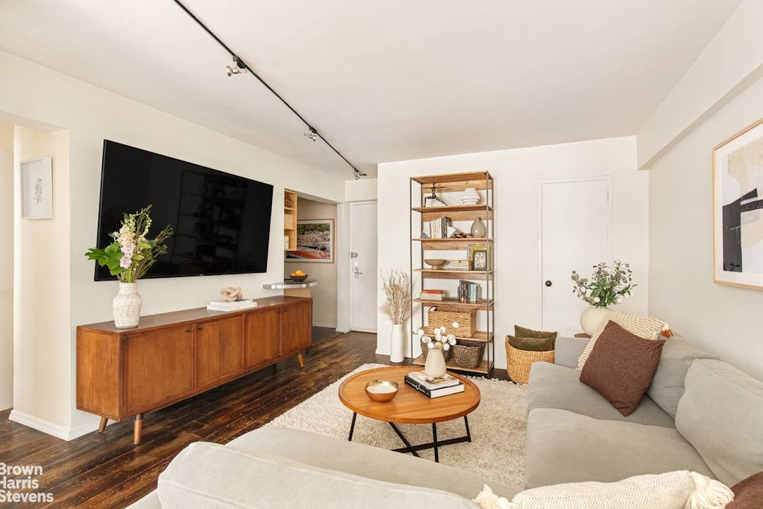 Listing 220 EAST 67TH STREET 6F This JUNIOR ONE BEDROOM offers an expansive layout that maximizes every square foot, providing a separate sleeping area that accommodates a queen sized bed ...
