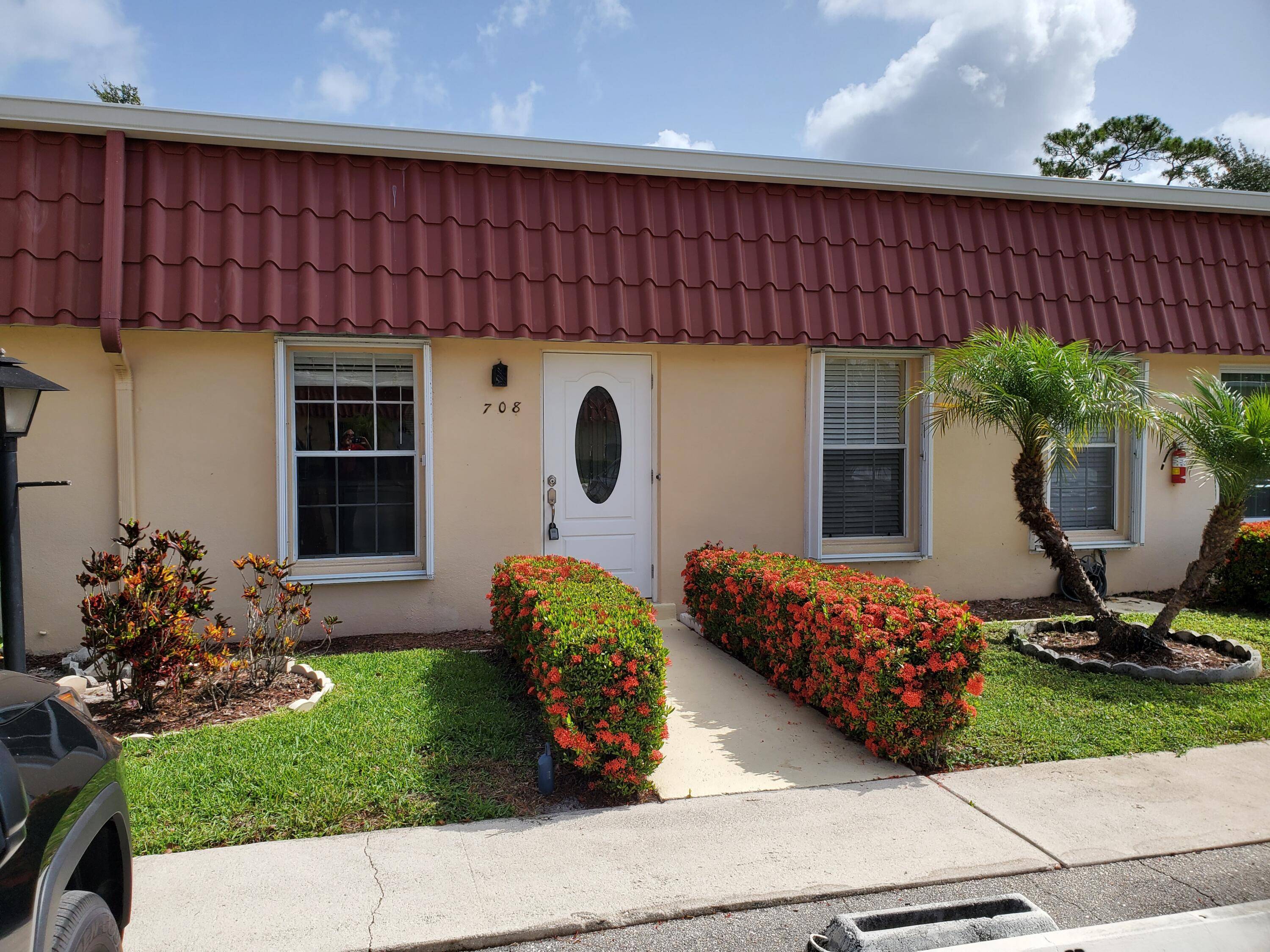 Beautifully updated 2 bed, 2 bath villa in Covered Bridge, a 55 community in Lake Worth.