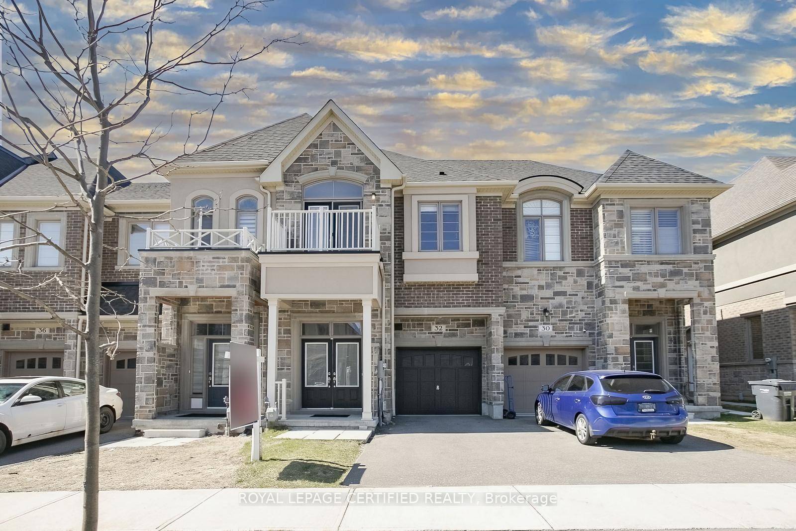 Welcome to this stunning 2 storey freehold townhouse by Ashley Oaks, offering apprx 2300 SqFt of above grade living space in one of the most sought after neighborhoods in Bram ...