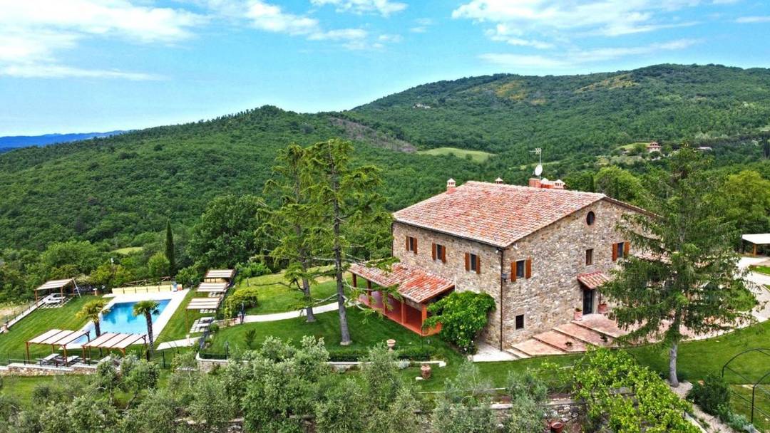 Renovated farmhouse with a well-established agriturismo business and restaurant in Tuscany, in the province of Arezzo, in a panoramic position