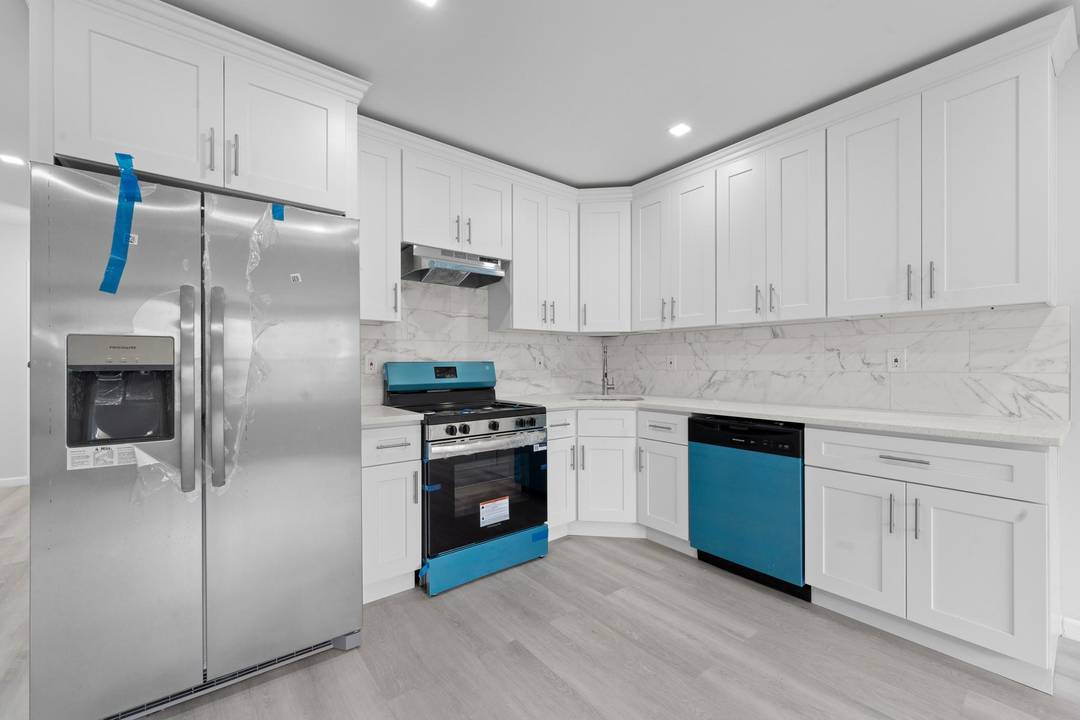 Situated on a beautiful, quiet, tree lined street of the Saint Albans Hollis border line, 194 32 113th road is a turn key, move in ready newly renovated fully detached ...