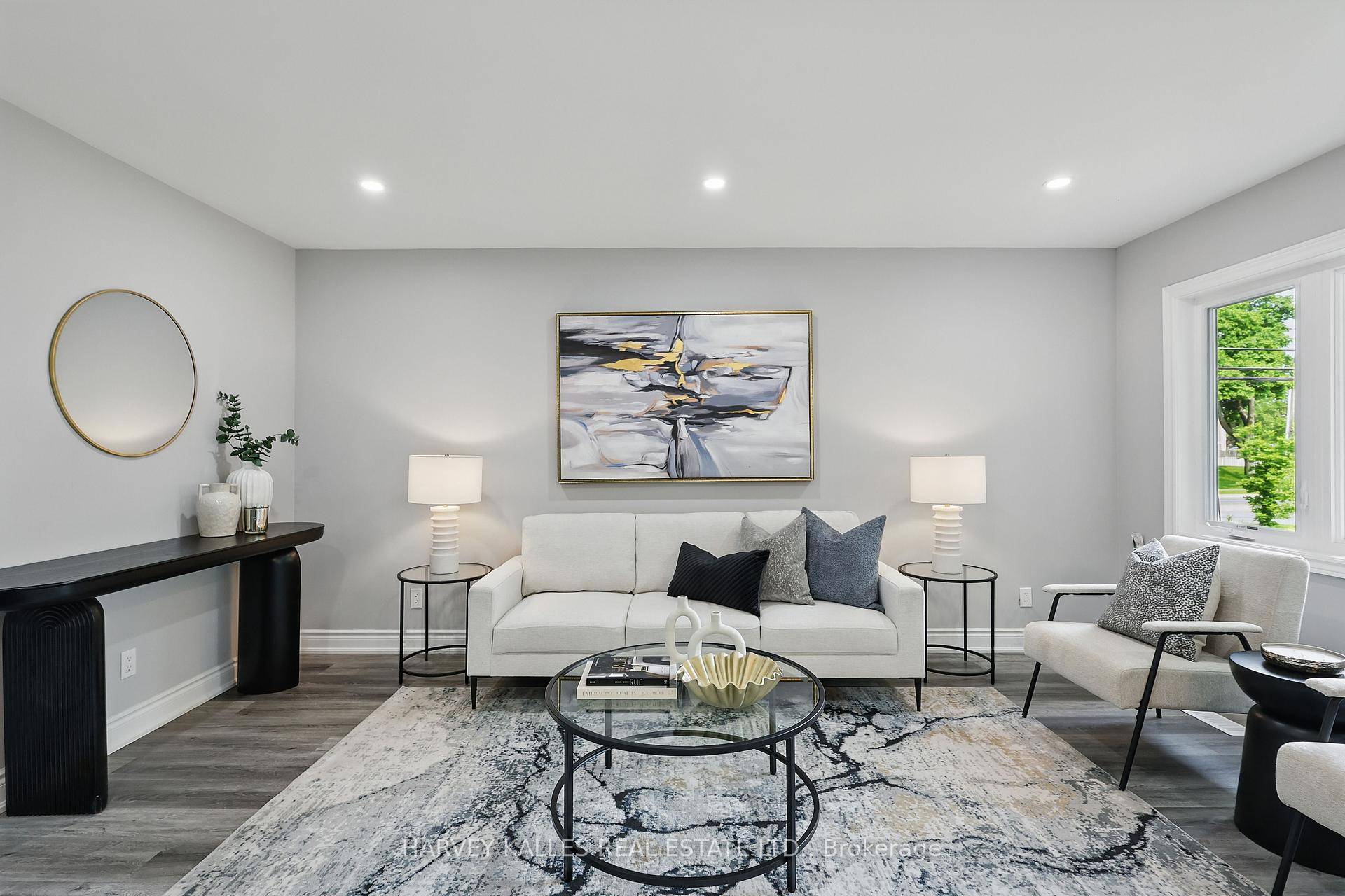 Look no further ! Situated on a prime corner lot in the highly sought after Parkwoods Donalda neighbourhood, this property boasts both comfort and opportunity.