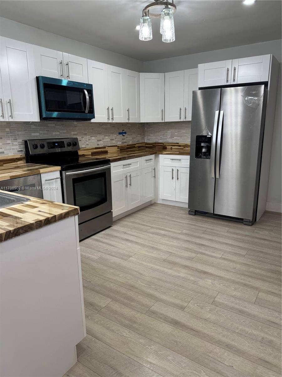 STUNNING 3 2 1 2 LAKEFRONT 2 STORY TOWNHOUSE.