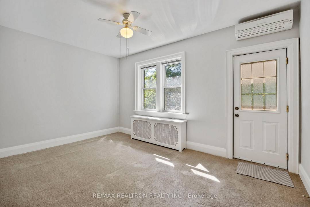 Prime Chaplin Estates ! Bright amp ; Spacious Upper Floor Unit in Duplex !