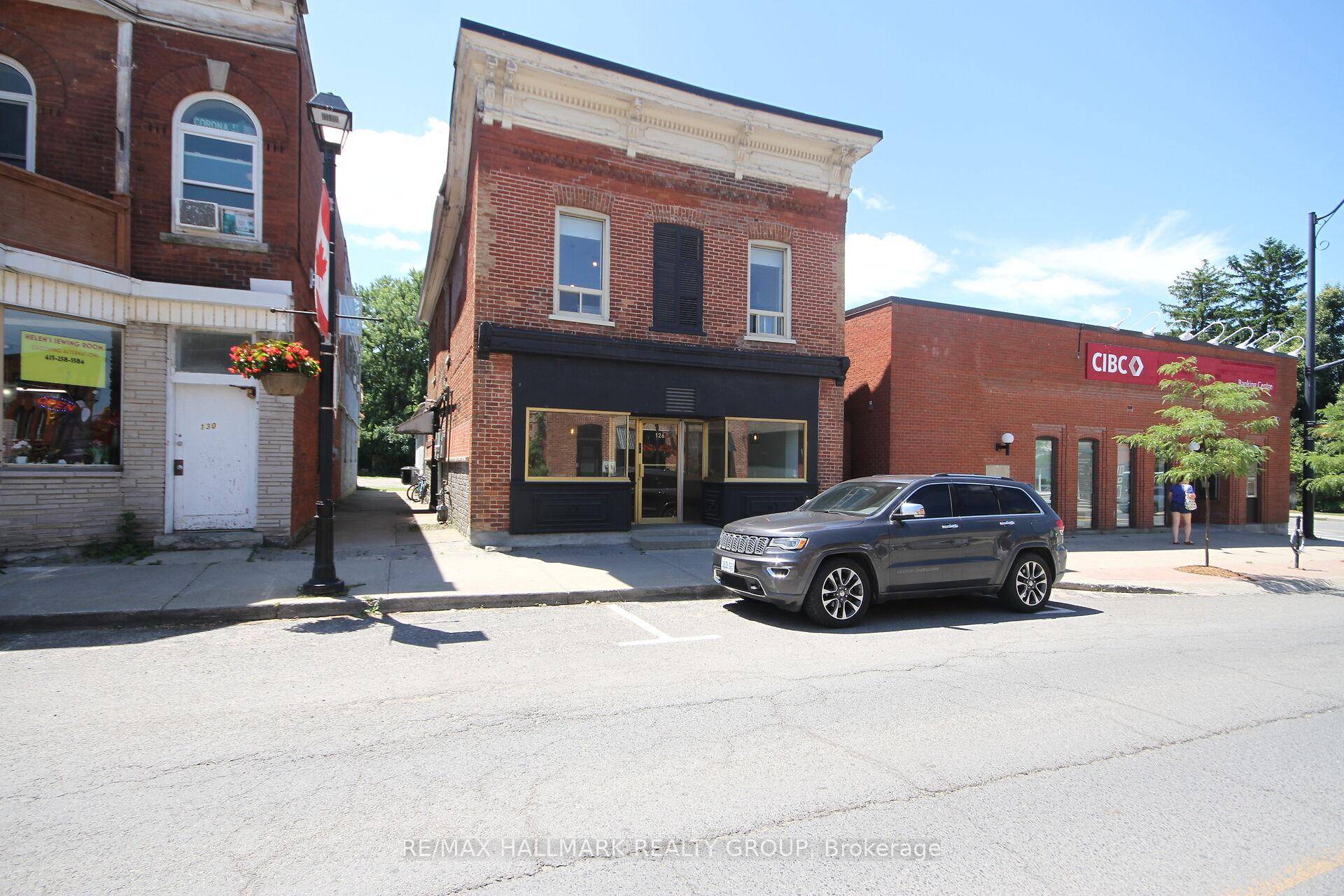 Great opportunity if you are looking for a luxurious residential apartment to live in while also opening the business you always dreamed of to do some day !