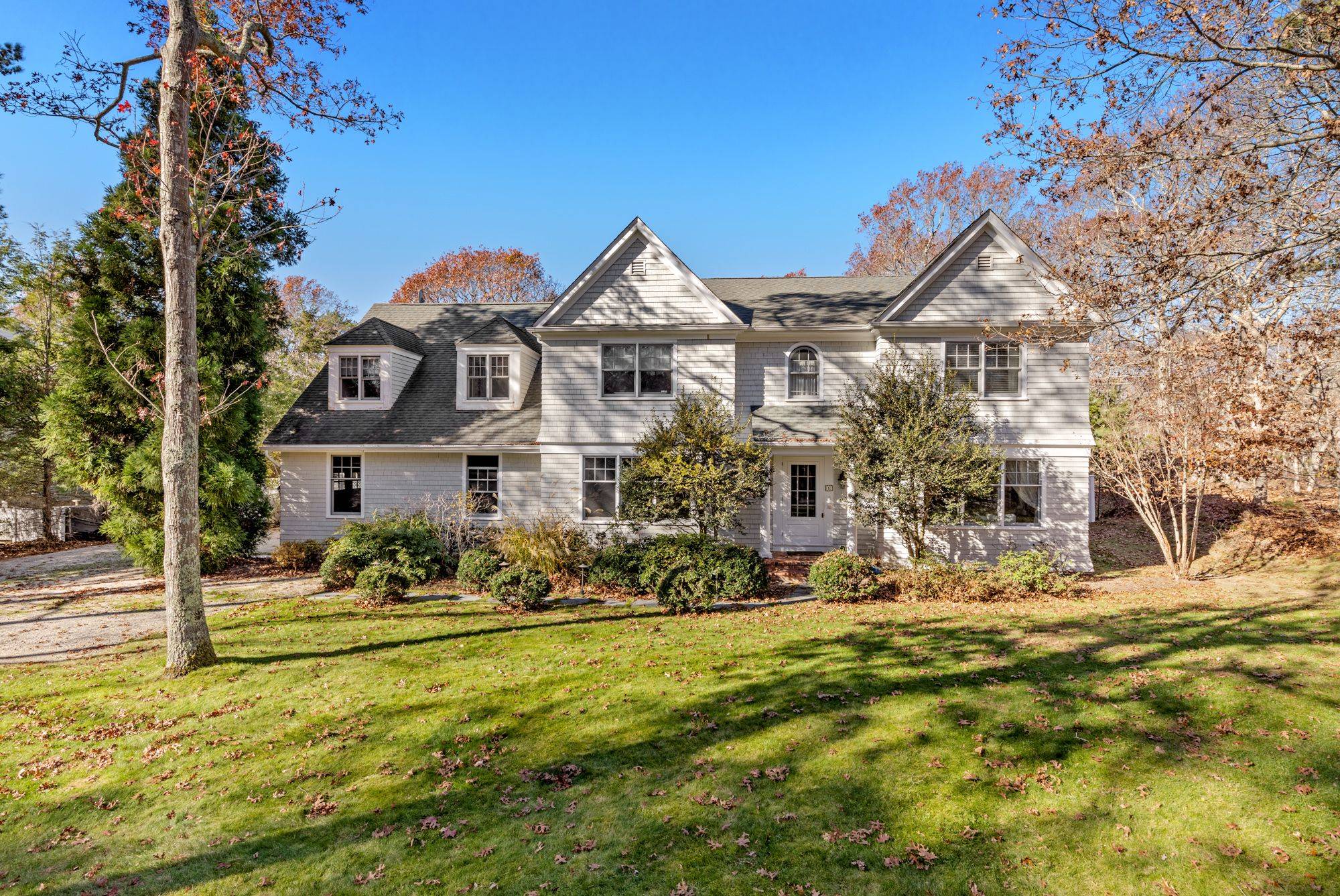 Impeccably Designed 5-BD Traditional Home in Wainscott North!