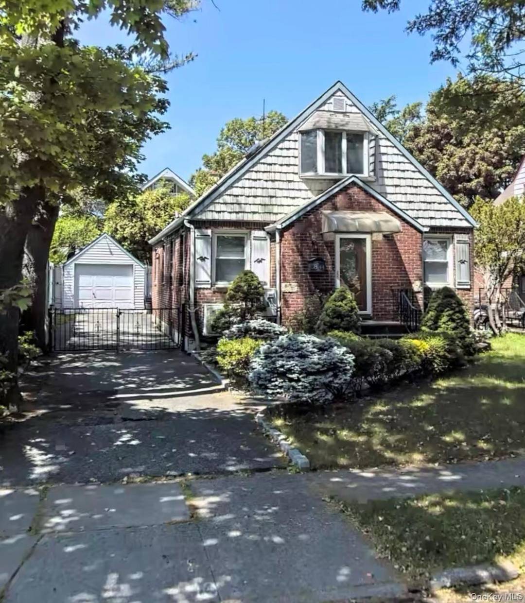 A detached house in bayside, school district 26, 4 bedrooms, one and half bathrooms, move in ready, easy schedule showing.