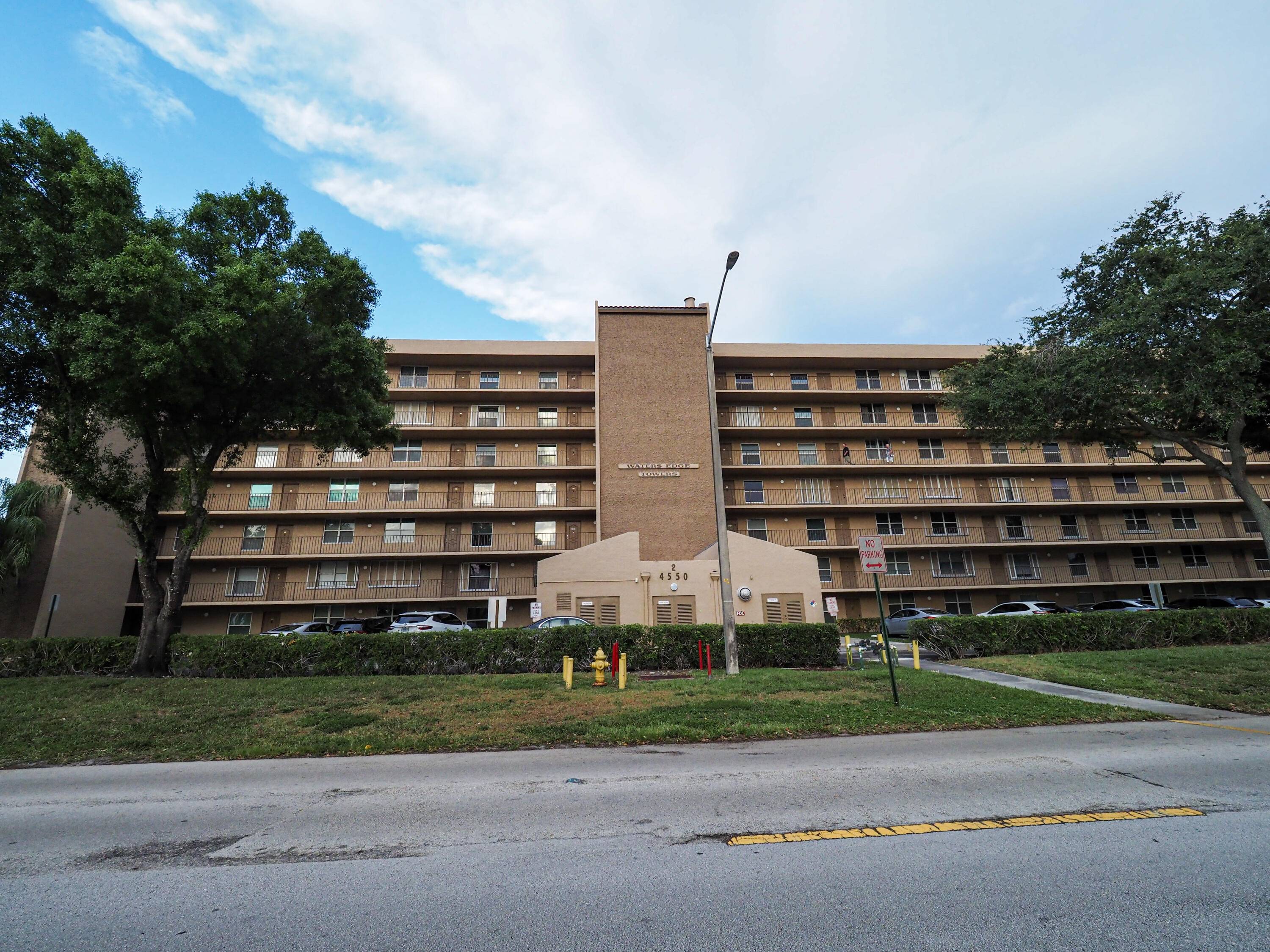 All Ages Welcome ! Chic 1BR 2BA condo in the heart of Deerfield Beach.