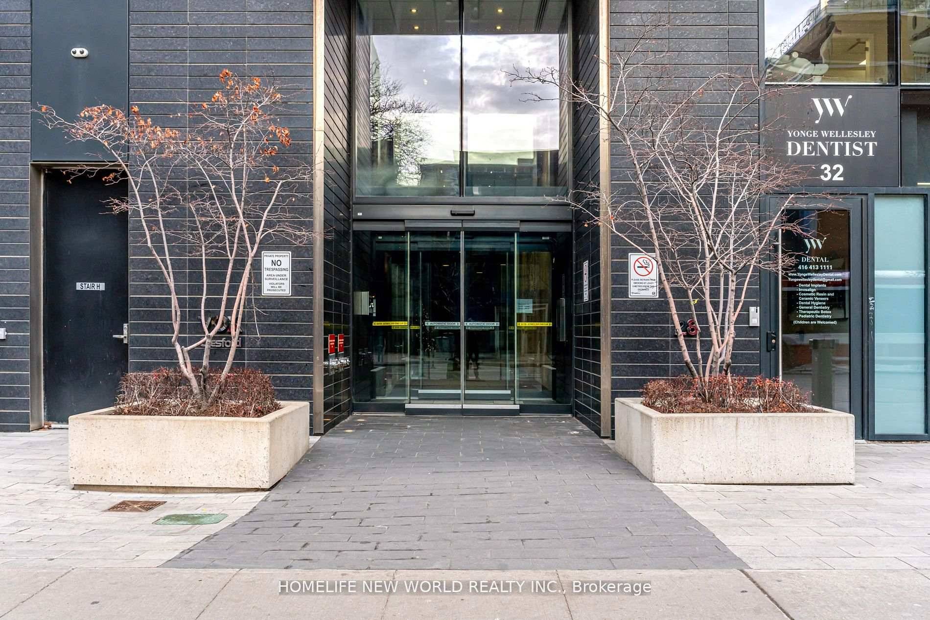 Beautiful Studio Cresford 5 Star Condo Living With Excellent Condition.