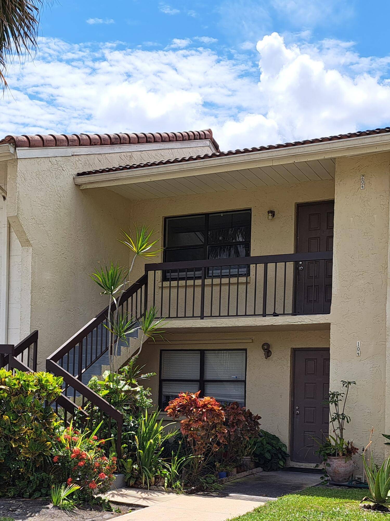 INVESTORS, Amazing 2 bdrm 2 bath condo on top floor of a small boutique community.