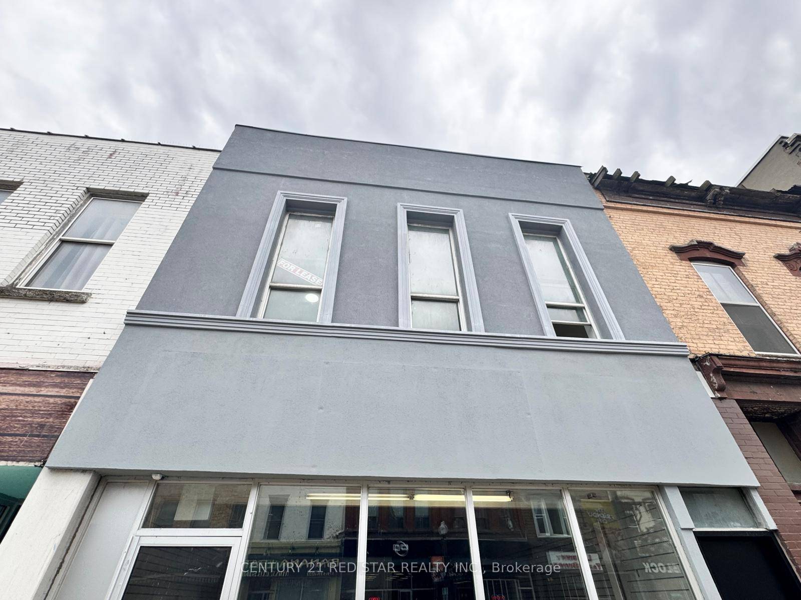 Fully Renovated amp ; Spacious 2 Bedroom Unit in the Heart of Woodstock !