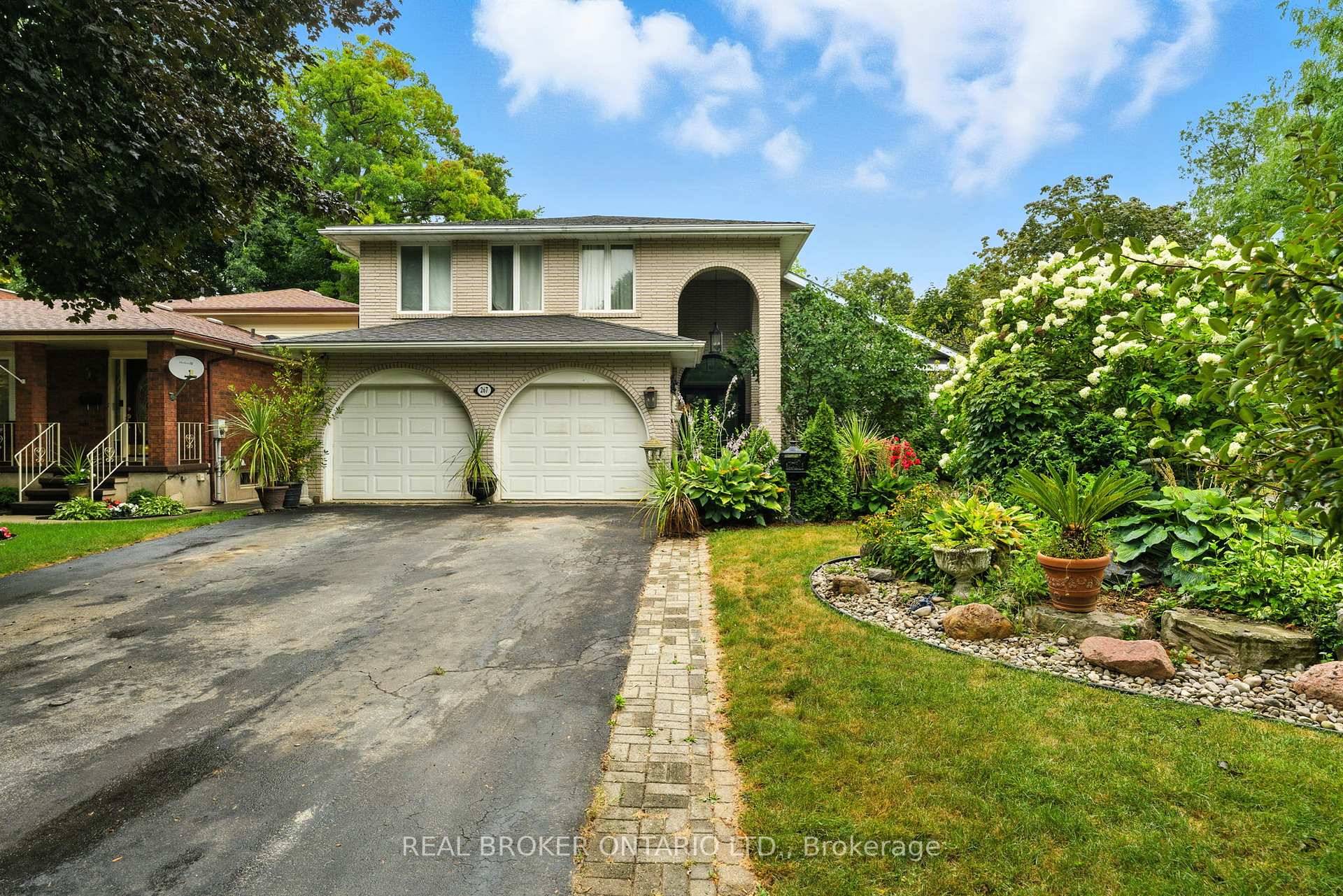 Welcome to this beautifully updated 4 bedroom, 4 bathroom two storey home located in one of Brantfords most desirable neighbourhoods.