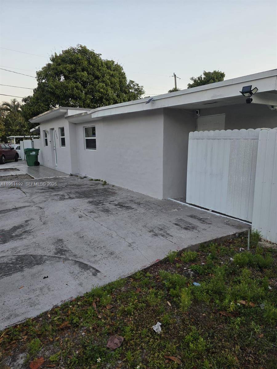 Fantastic house near shopping centers and Walmart, with 3 bedrooms and 2 bathrooms, additional studio with independent entrance.