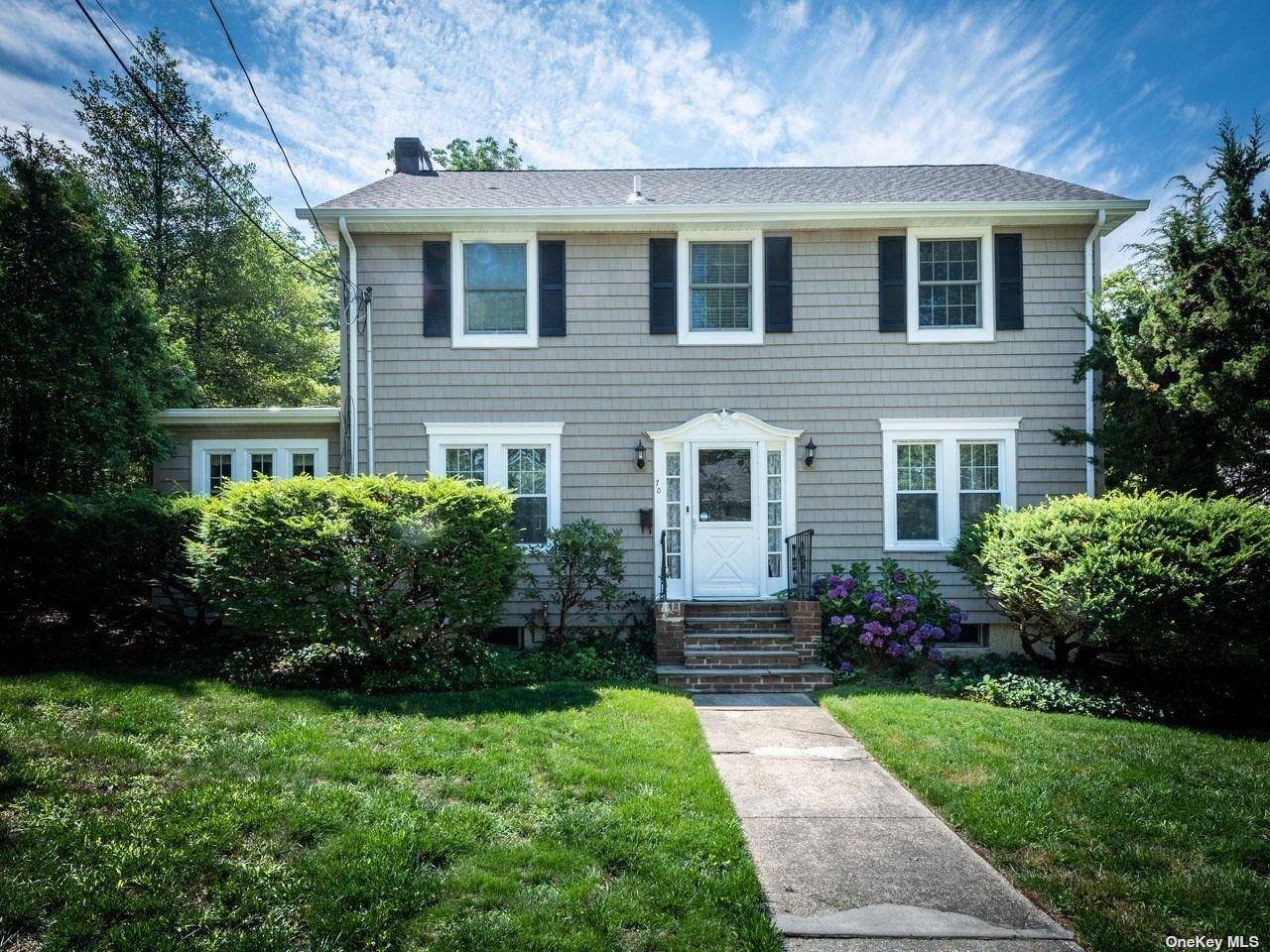 This delightful 3 bedroom, 2 bath Colonial is ideally situated in the heart of Manhasset, just minutes from the LIRR, town shops, dining, and local amenities, offering an effortless lifestyle ...