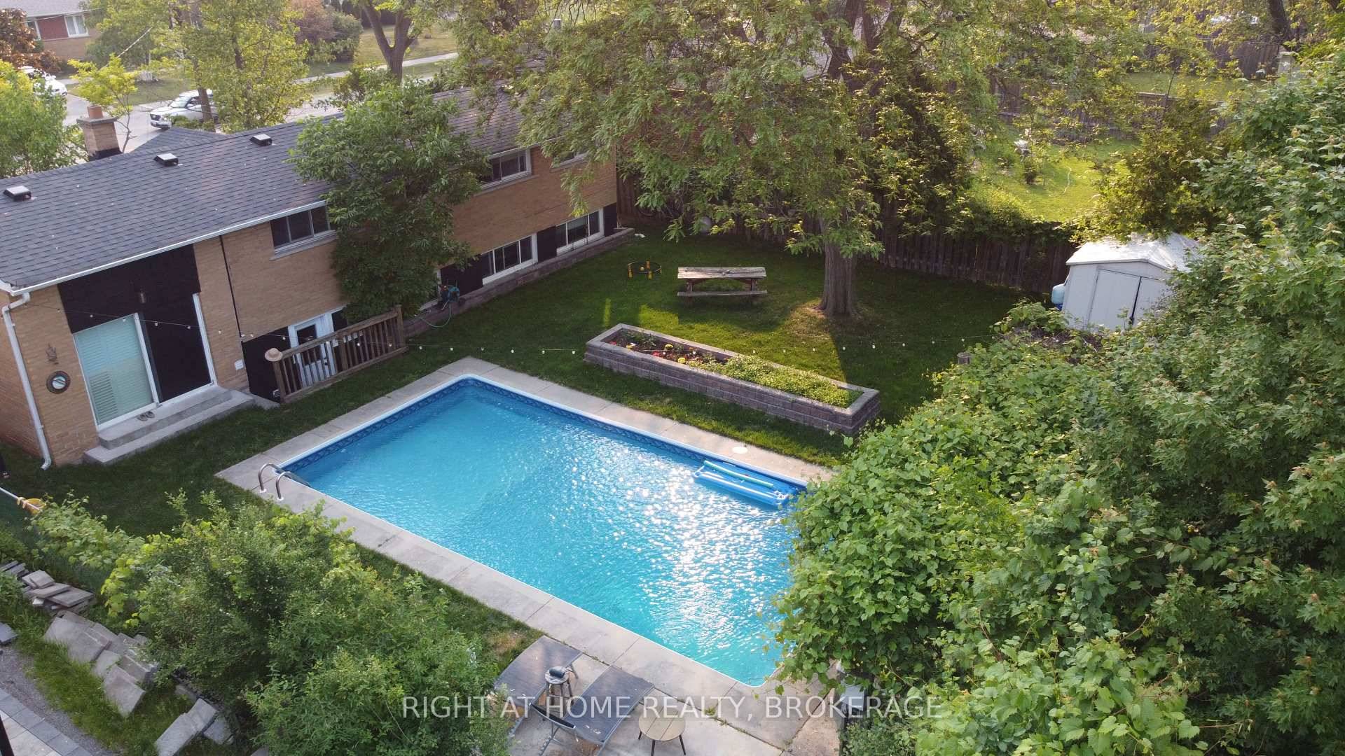 Spacious Bright House. 3 1 Bedrooms, Spacious Kitchen, Dining room, Living room and Family room with a Walkout to the Backyard and a Spectacular view of the inground Pool.