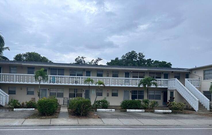 Cozy first floor condo, Great opportunity to own a desirable ground floor condo in downtown Lake Worth Beach !