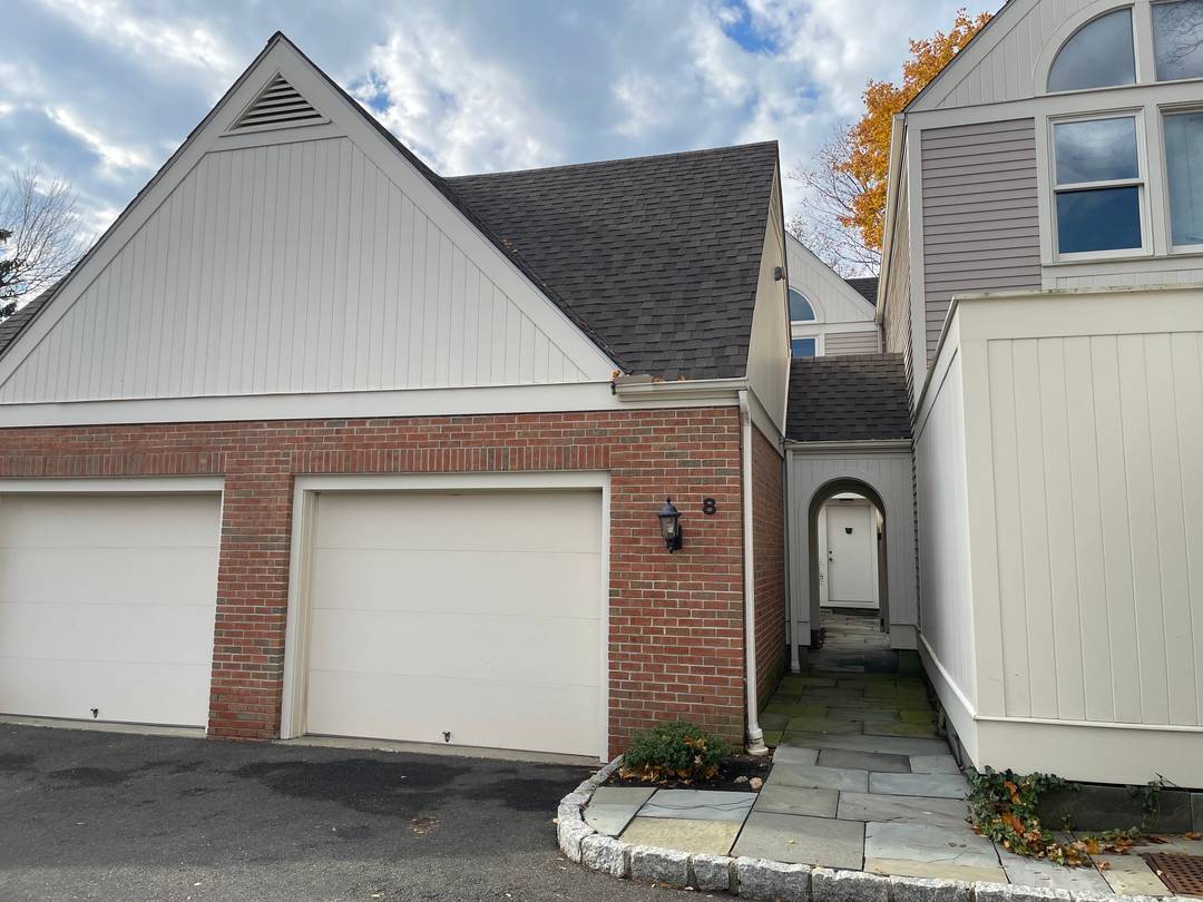 In town oasis with ample privacy, yet still a convenient walk to Old King's Market, town, train, and Tilley Pond Park.