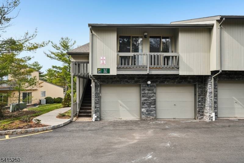 Perfectly located 2 bedroom End Unit in Scenic Hill featuring an open floor plan that seamlessly connects the kitchen, dining area, and living room, ideal for both everyday living and ...