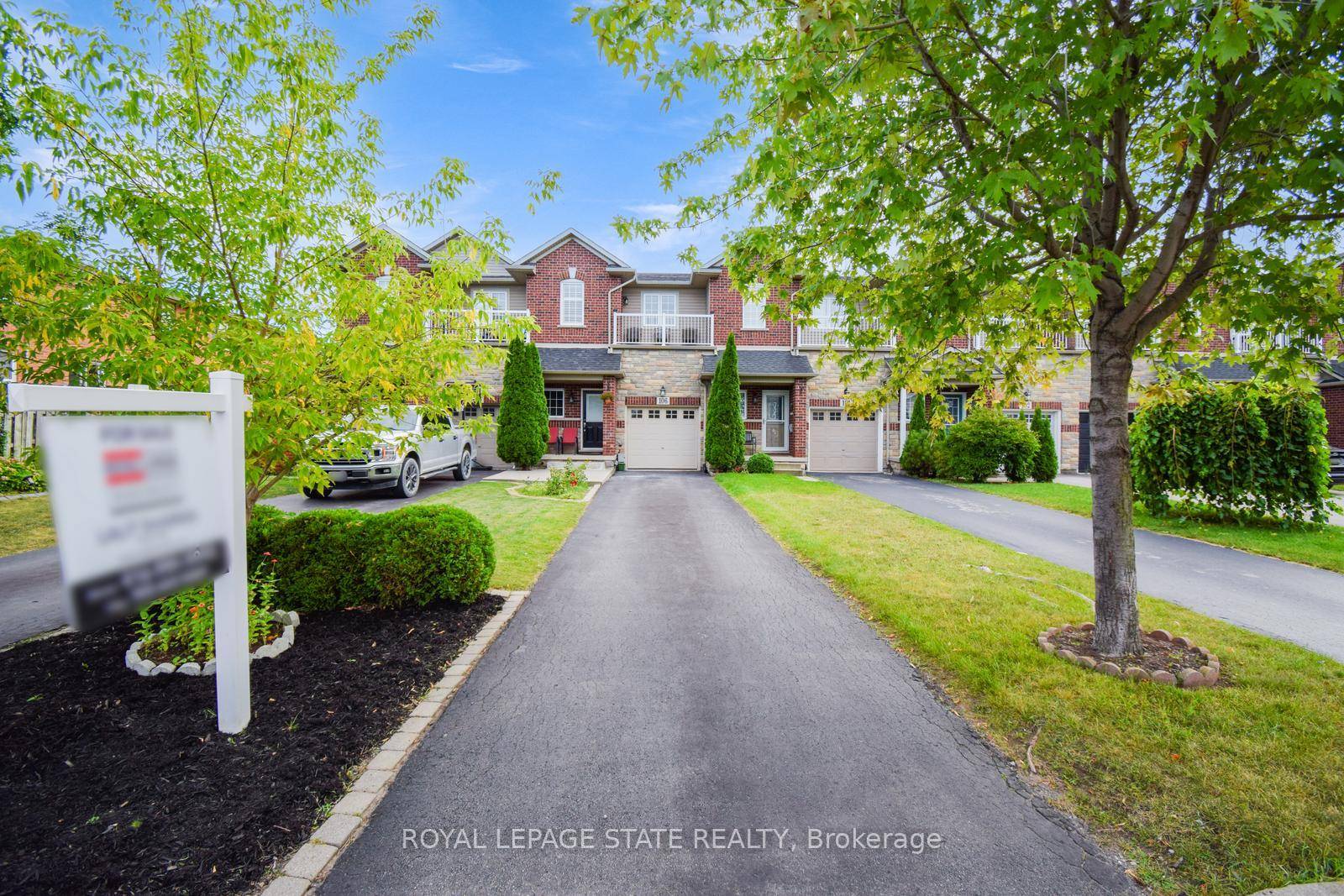 Welcome to this move in ready freehold townhome located in one of Stoney Creek's most sought after beachside neighbourhoods.