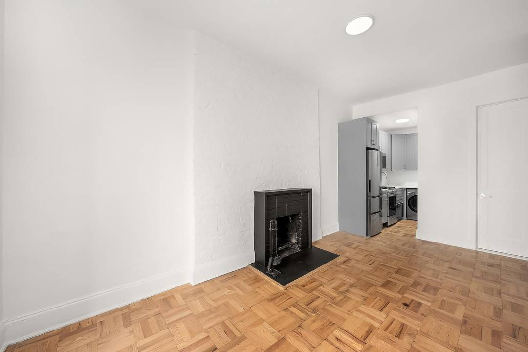 This sponsor unit is a charming 1 bedroom, 1 bathroom apartment located on the Upper West Side of New York City.