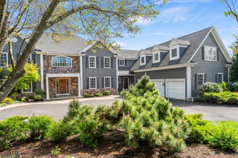 MAJESTIC, MASSIVE, MAGNIFICENT PRIVATE OASIS !