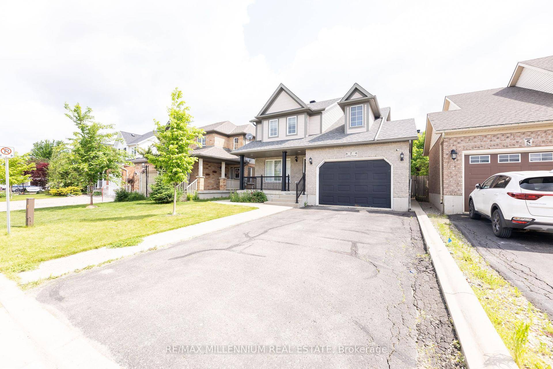 Beautiful Detached home Located In A Highly Desired Neighbourhood !