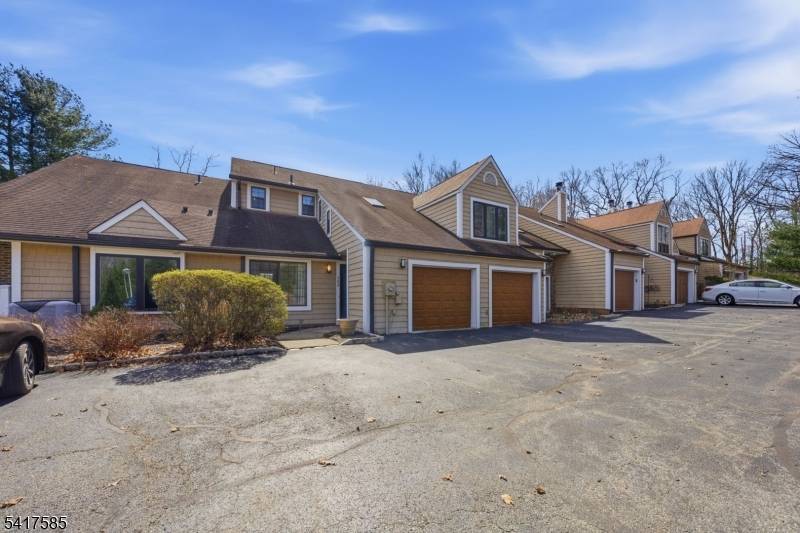 From first time home buyers to downsizers, this 3 bedroom townhome in Thomastown Courts offers the space and comfort you've been looking for.