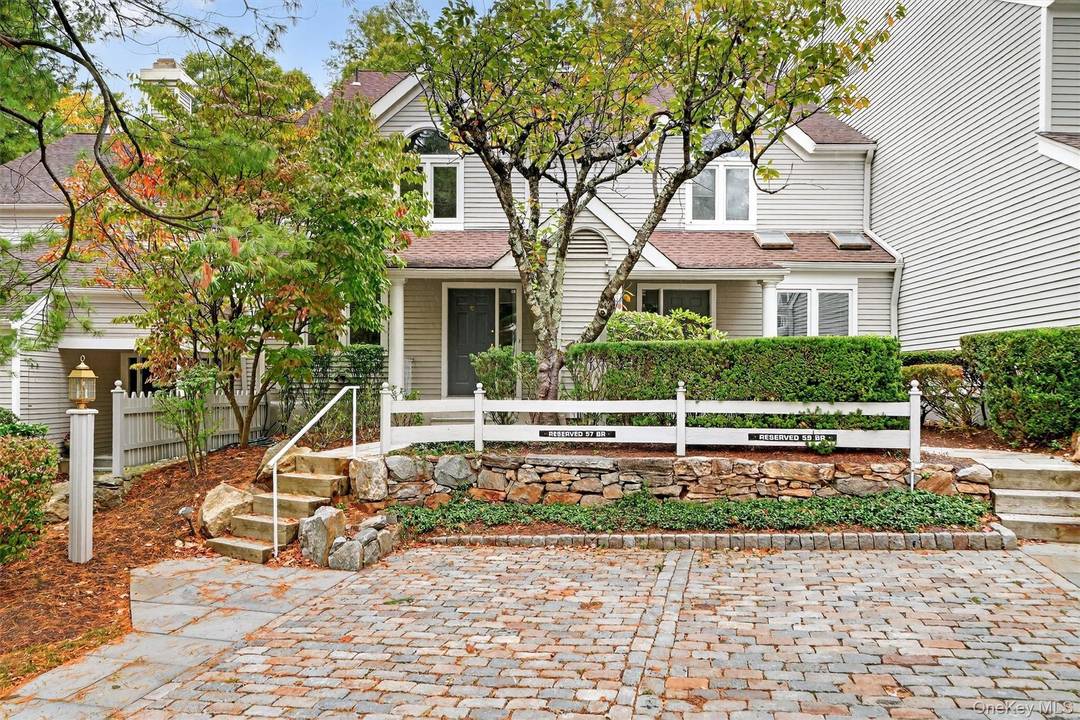 Welcome to Boulder Ridge, a premier gated community known for its resort style amenities and beautifully maintained homes.