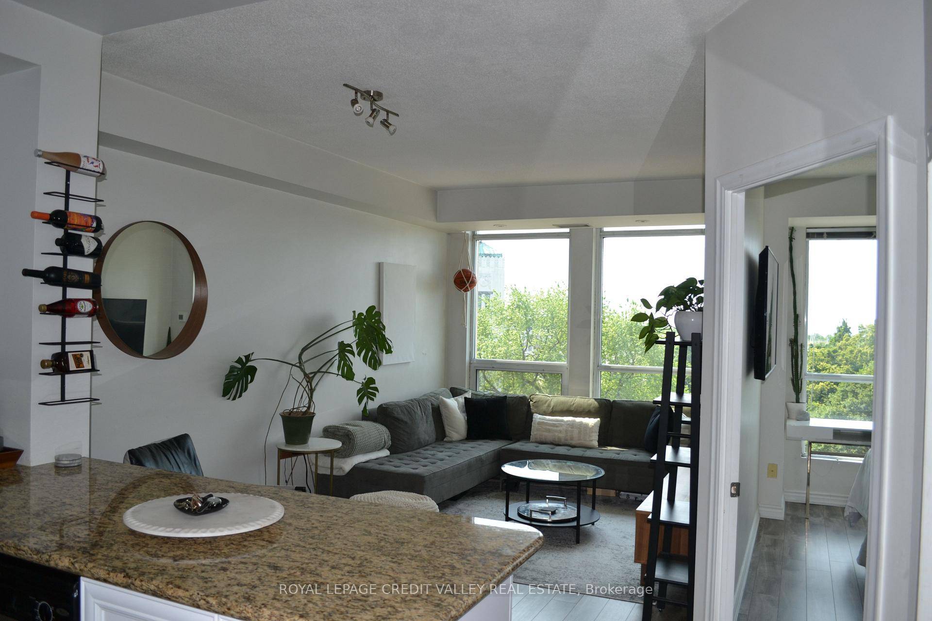 Welcome to Fort York's most vibrant and luxurious building West Harbour City I !