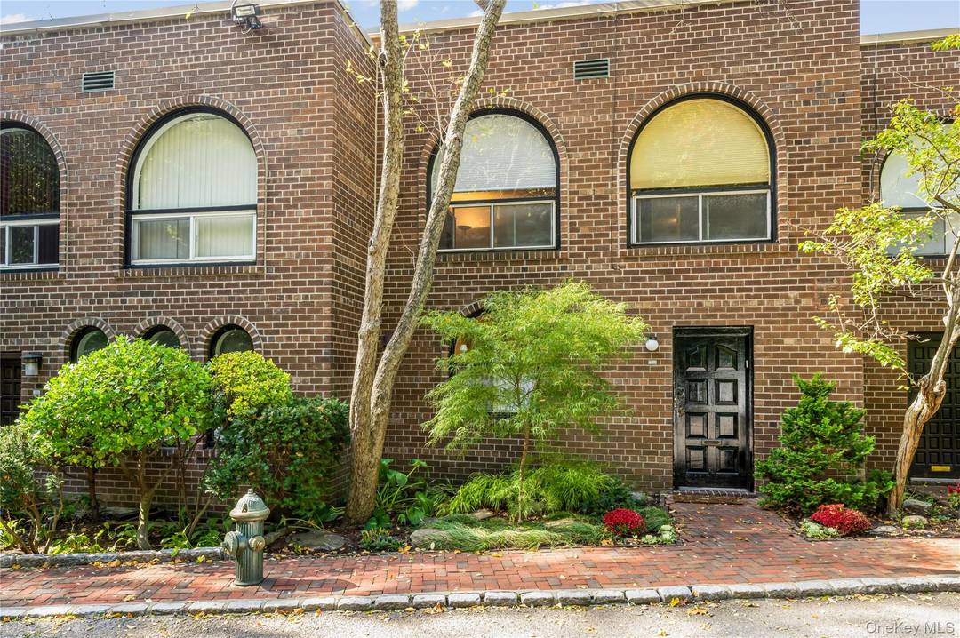 Private Riverfront Townhome with Luxury Condo Amenities Experience serene river views and abundant natural light in this spacious, fully renovated townhome offering the best of luxury living and convenience.