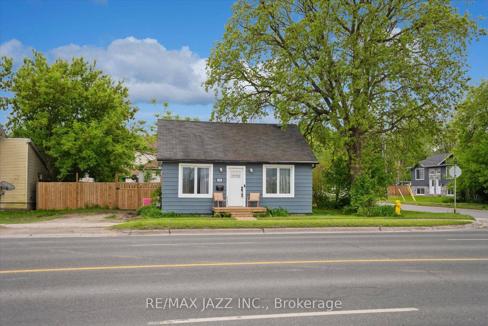 Adorable bungalow seeking first time buyers, investors or downsizers !