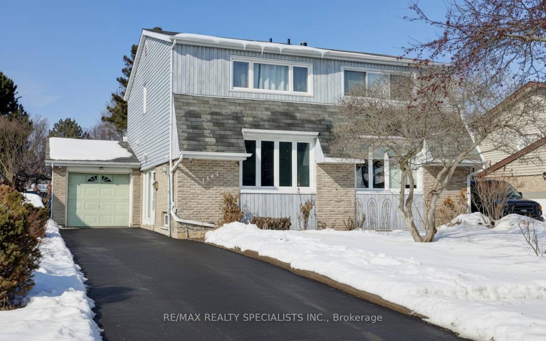 Fantastic 3 bedroom semi detached home nestled on a 33 by 115 foot lot and located on a child safe court in the sought after area of Streetsville.