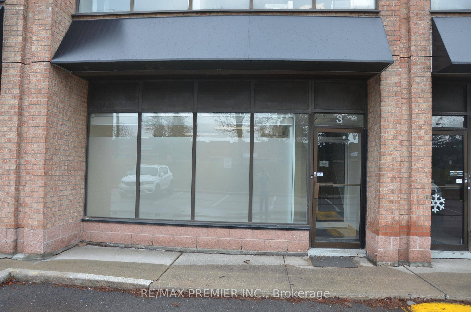 Amazing location and price for a Vaughan Office.