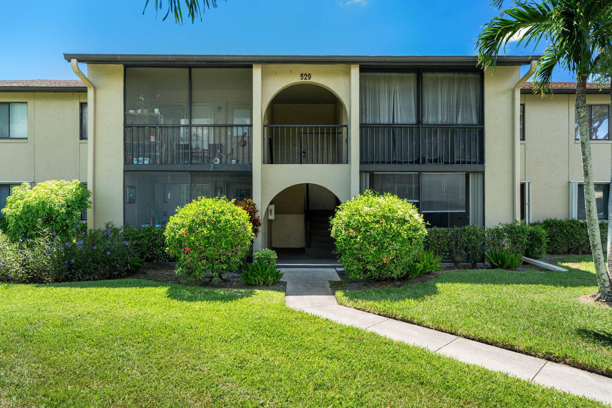 Welcome to this well maintained 2 bedroom, 2 bathroom home nestled in a community that offers the perfect blend of comfort and convenience.